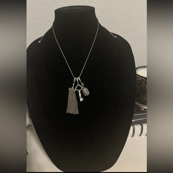 Kendra Scott necklace - Picture 2 of 2